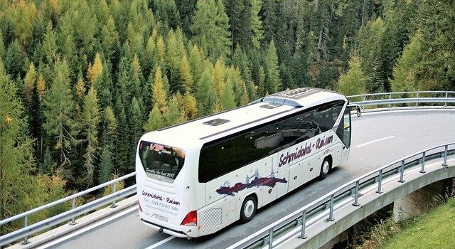 Bus i autokar — czy faktycznie tak bardzo się różnią? Bus i autokar — czy faktycznie tak bardzo się różnią?